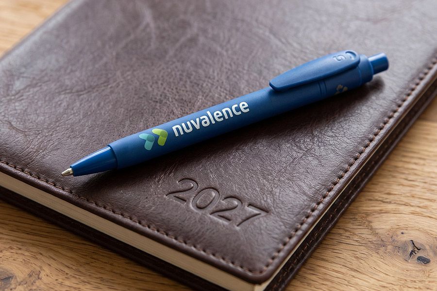 mockup van blauwe Stilolinea Baron pen met full color logo